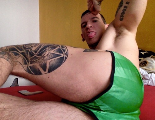 pig–boy:
“ PIG BOY RUBEN
BIG THIGHS MAKE DICK RISE !
WOOF !
”
show us your green shorts ass !