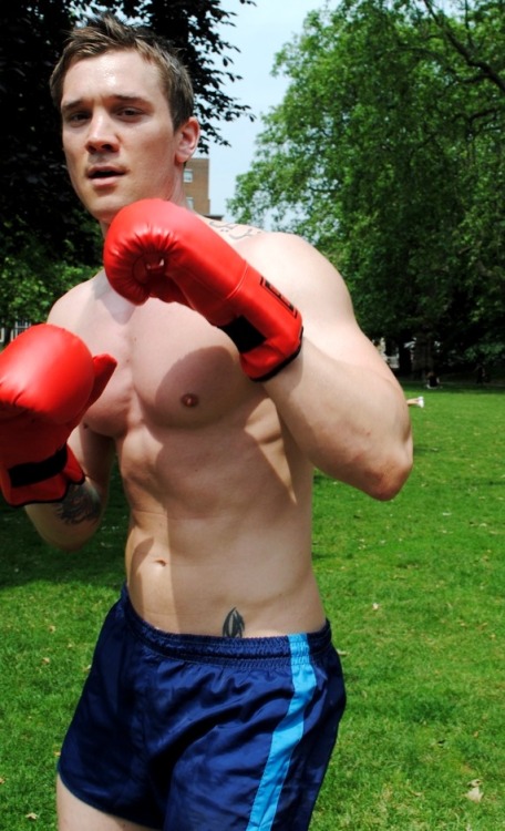 rubberboxer:
“My fuckin red bag gloves are so fuckin cool on me. I is so fuckin cool too !
”
sexy