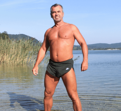 posing in some favourite shorts at the Kochelsee in Bavaria - last days of August 2017
http://mucmuscles-shorts.mucmuscle.com/