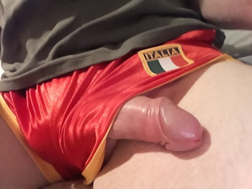 sportynylonguy:
“Such awesome workout shorts.
”